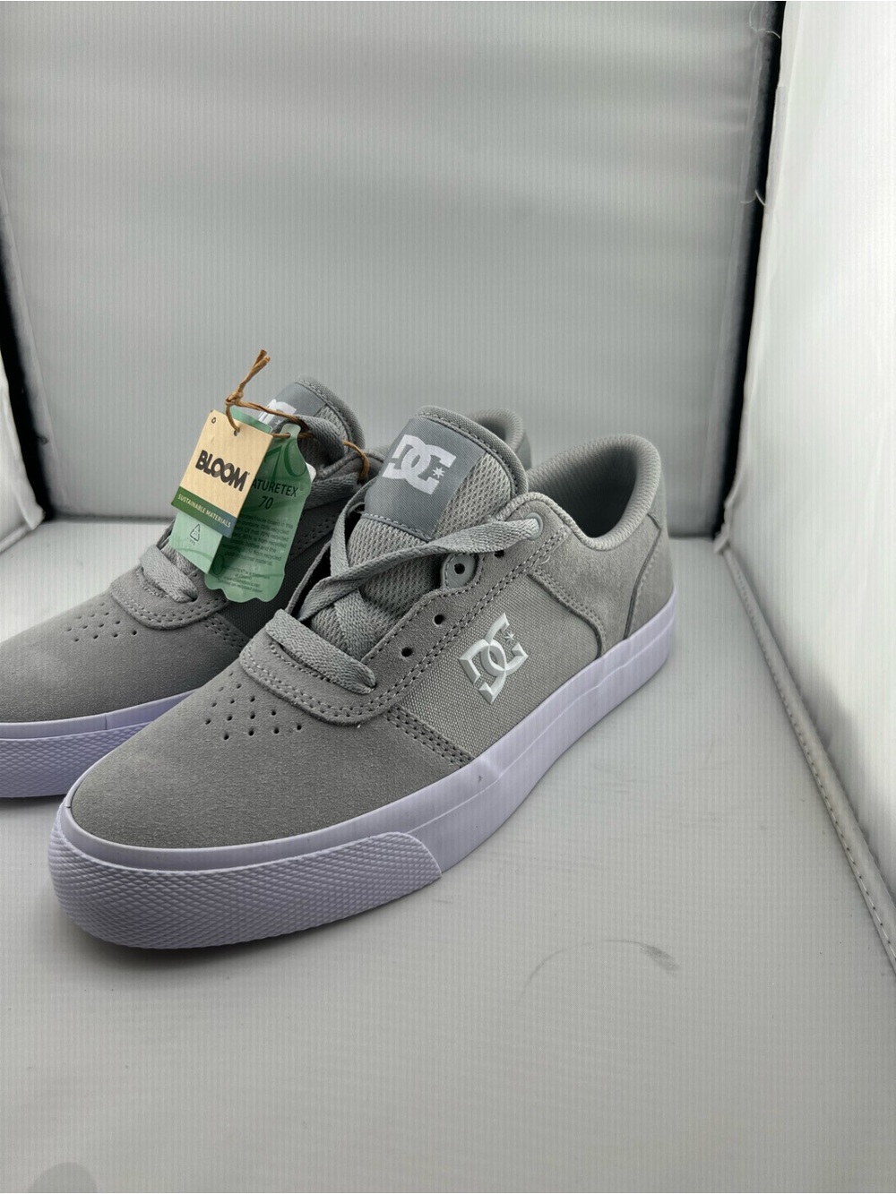 👟DC bloom Grey Suede Skate Sneakers with White Accents - Picture 5 of 12